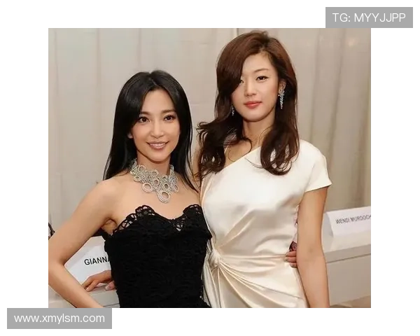 全智贤与足球明星亲密合影展现明星风采与运动魅力的完美结合